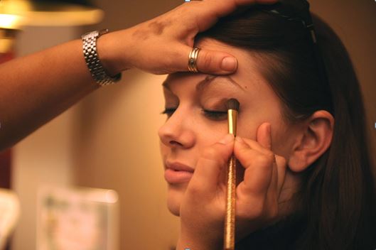 How to Apply Natural Looking Eye Makeup to Step Out in Style